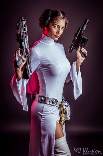 Ivy stuns in her sexy Princess Leia cosplay